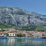 Lovely Apartment In Makarska With Kitchen