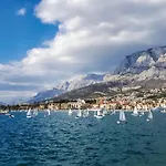 Lovely Apartment In Makarska With Kitchen